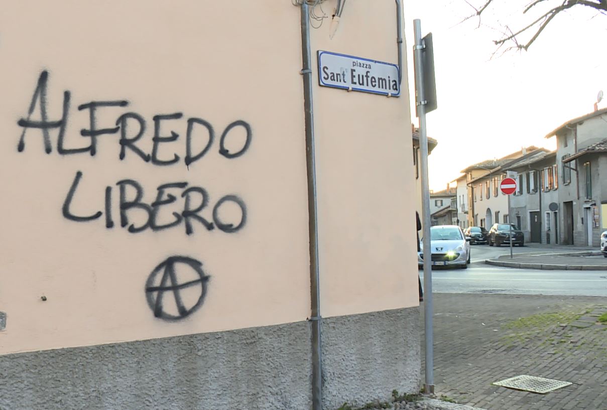 Blitz anarchico a Erba, imbrattati gli edifici del centro