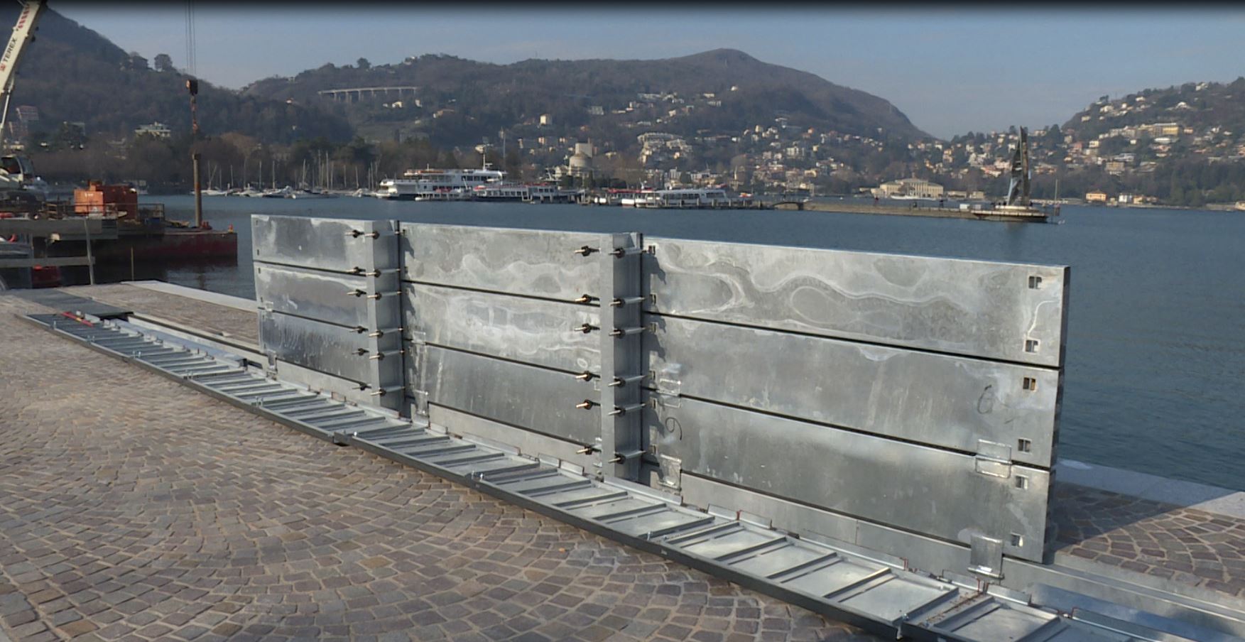 Lungolago di Como, le paratie antiesondazione sollevate: la simulazione
