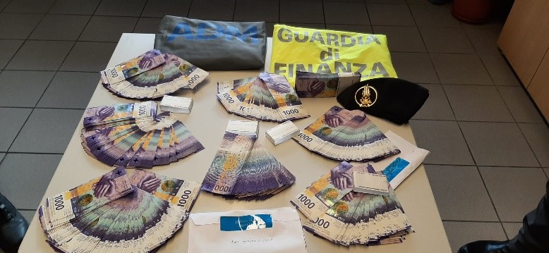 Dalla Svizzera in treno con un tesoretto: 750mila euro in valigia