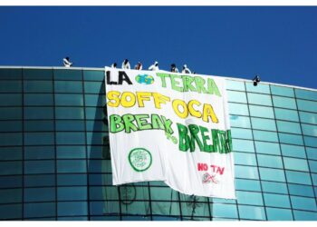 Slogan in uno striscione calato dal tetto della struttura