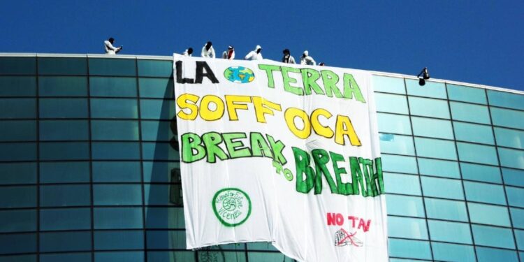 Slogan in uno striscione calato dal tetto della struttura