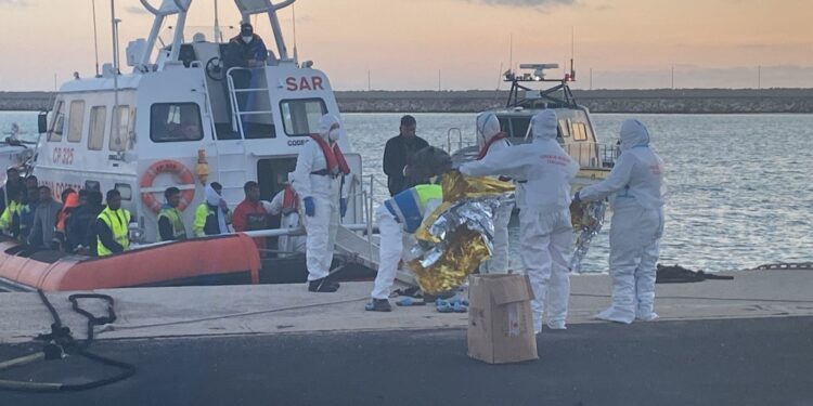 Sbarcati i 17 naufraghi originari del Bangladesh