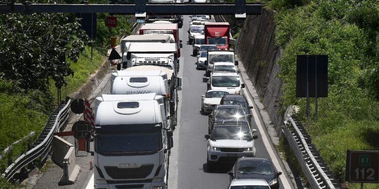 Lunghe fino a 10 km. Automezzi bloccati tra Rapallo e Chiavari