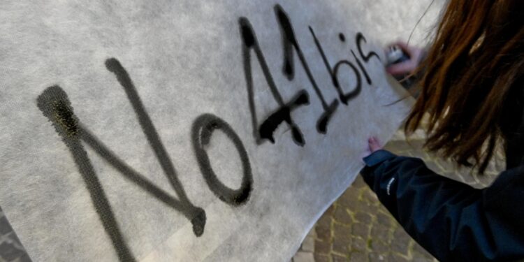 Anarchici: 'il Tribunale deve scegliere sulla vita di Alfredo'