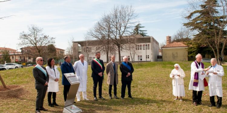 Cerimonia nel giardino di Malattie Infettive