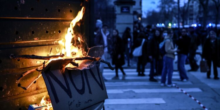 La polizia insegue i manifestanti in diversi quartieri Parigi