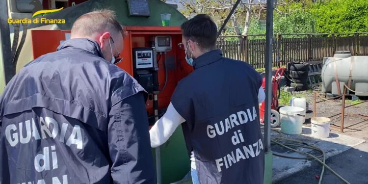 Sequestrati 53mila litri carburante 'allungato' con olii esausti