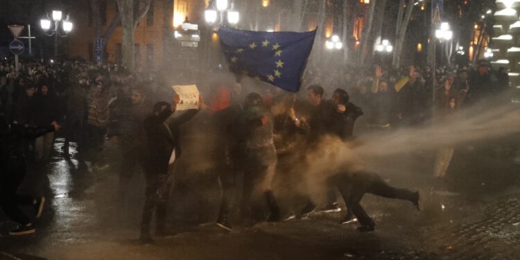 Migliaia in piazza contro legge su 'agenti stranieri'