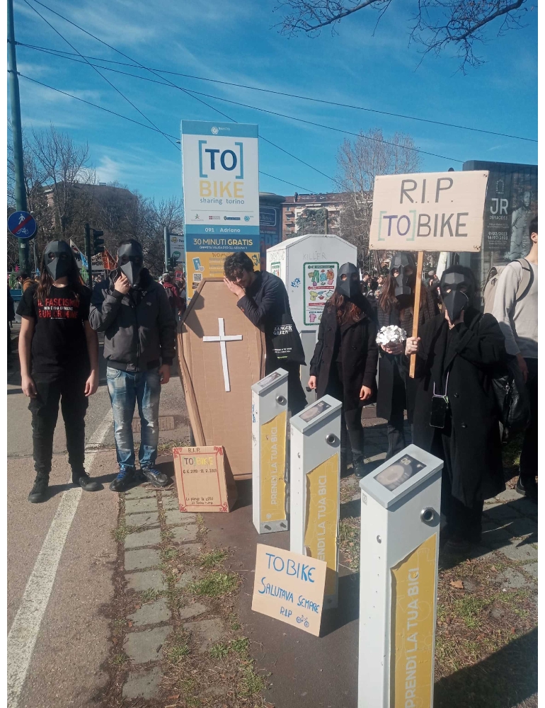 Greenpeace celebra "funerali" ditta bike sharing a Torino