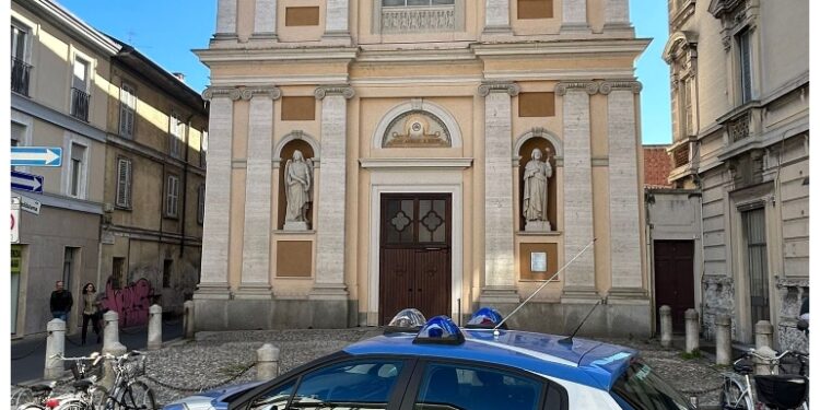 E' stato bloccato dagli agenti mentre cercava di spogliarsi