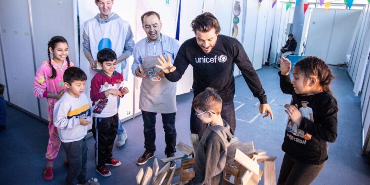 Visita un centro in qualità di Goodwill Ambassador dell'Unicef