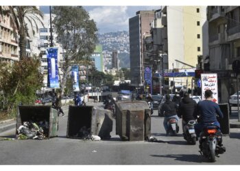 Polizia spara lacrimogeni sulla folla