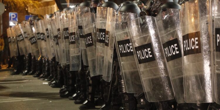 Proteste e scontri sono continuati durante la notte