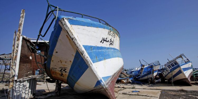 Migranti: al via rimozione barchini dei da Lampedusa