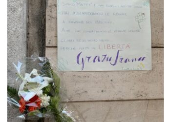 Lettera affissa davanti alla casa dello psichiatra con dei fiori