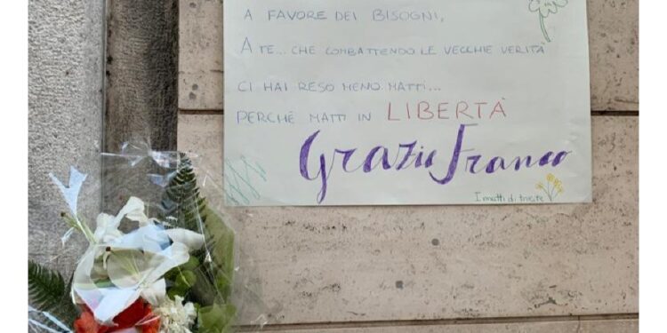 Lettera affissa davanti alla casa dello psichiatra con dei fiori