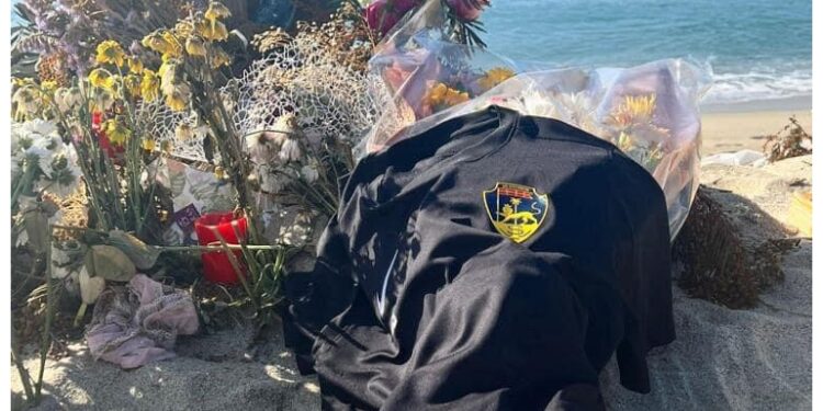 Lasciata maglia squadra su spiaggia di Cutro