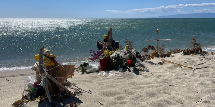 Corpo avvistato in mare tra Le Castella e Capo Rizzuto