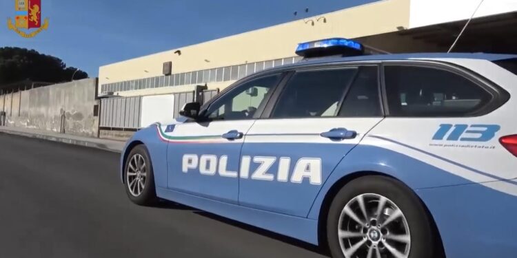 La Polizia allertata dalla vittima che aveva chiesto aiuto