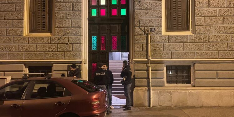 L'uomo è ricoverato in ospedale a Trieste