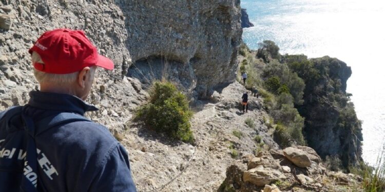 Per evitare 70 metri sulla roccia a picco dove precipitò 30enne