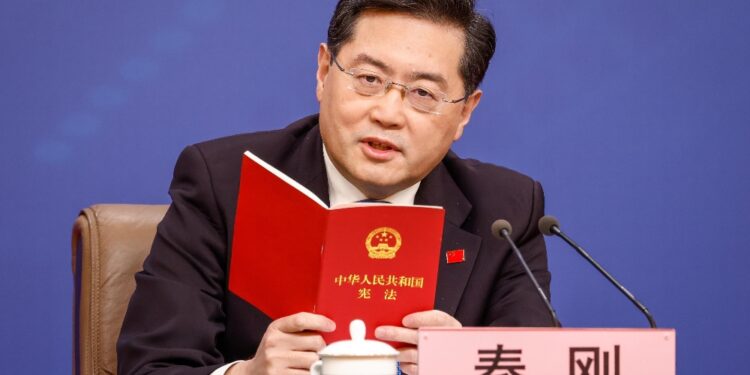 Telefonata tra il ministro degli Esteri cinese e Kuleba
