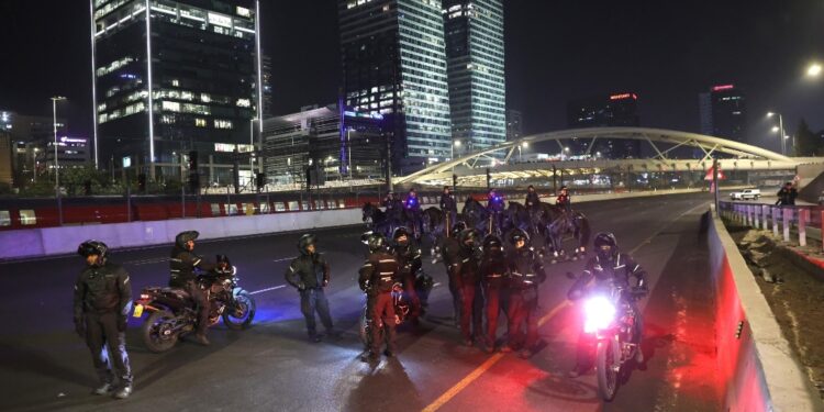 A breve distanza c'è una manifestazione in corso