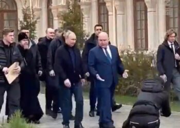 Presidente russo arriva alla guida di un'auto