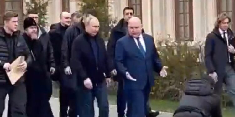 Presidente russo arriva alla guida di un'auto