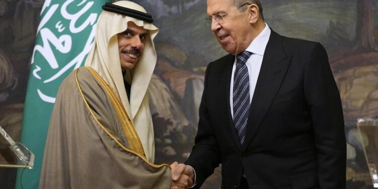 Il ministro degli Esteri saudita ricevuto da Serghei Lavrov