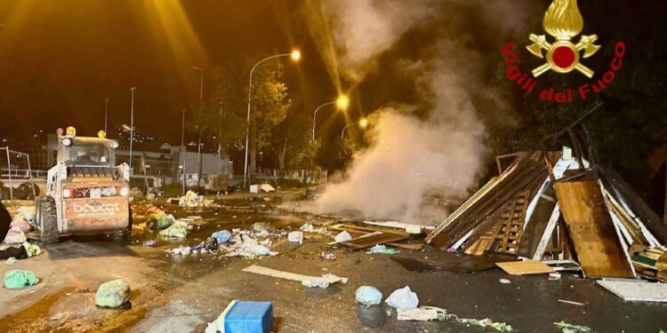 Due poliziotti e un vigile del fuoco colpiti da lancio di pietre