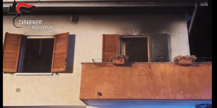 La coppia di anziani che abita nell'immobile e due carabinieri