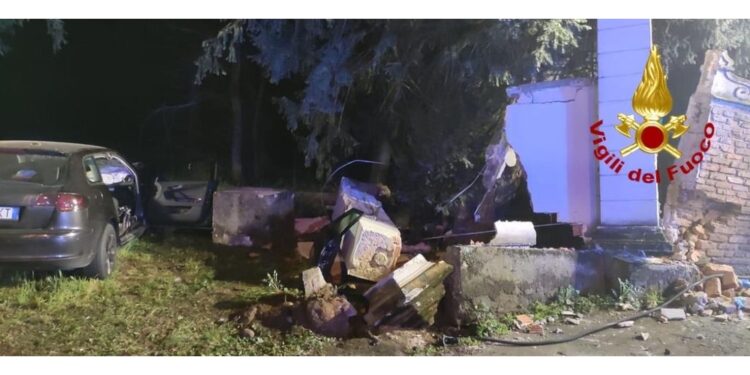 Feriti in quattro in un'auto finita contro un muro