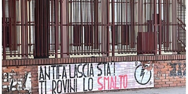 "Da giorni la scuola viene vandalizzata anche con foto del Duce"