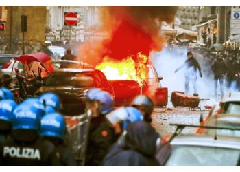 Incendiata un' auto della polizia e danni ad altri veicoli