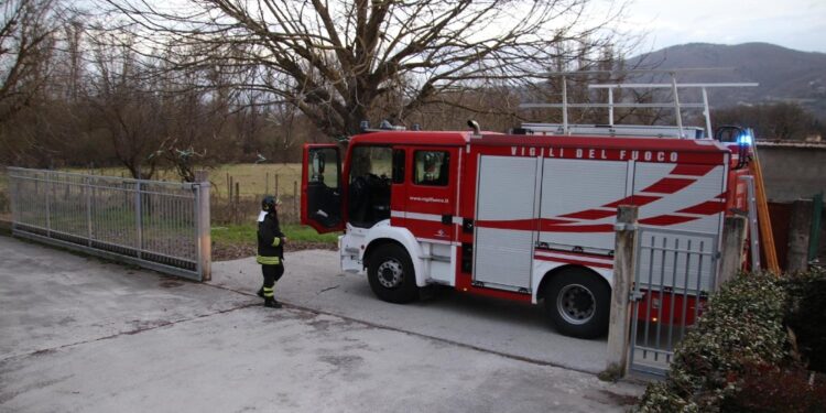 Vigili del fuoco al lavoro con cinque squadre