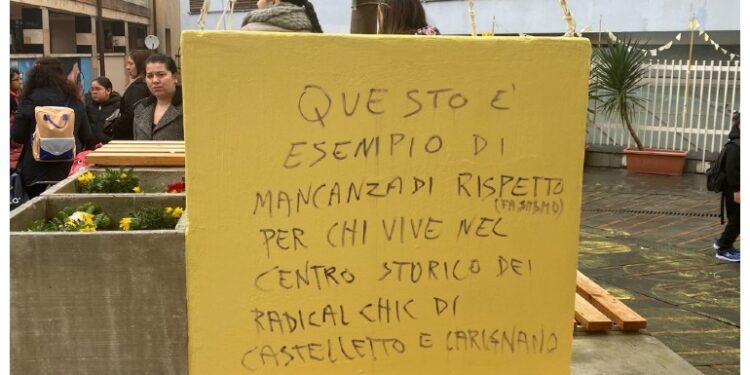 Inaugurato ieri nel centro storico.Scritte contro 'radical chic'