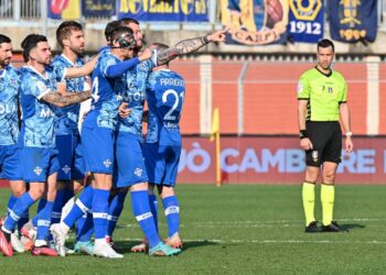 L'esultanza degli azzurri dopo la rete di Cerri (foto Roberto Colombo)