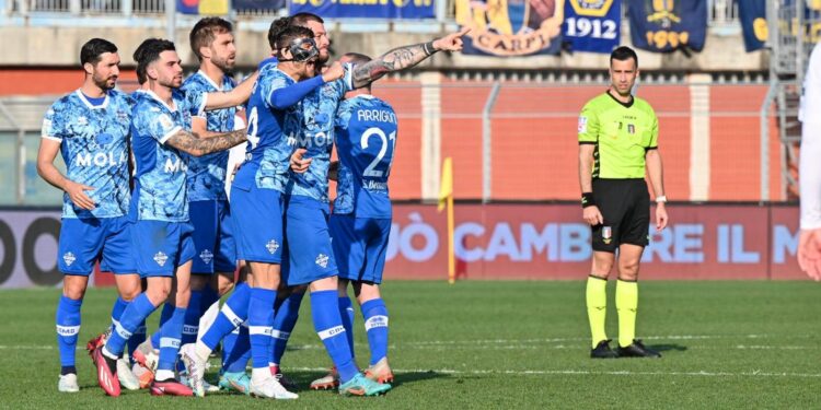 L'esultanza degli azzurri dopo la rete di Cerri (foto Roberto Colombo)