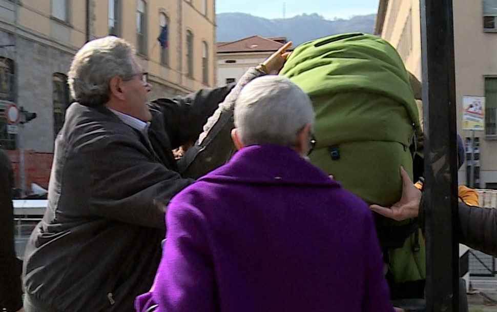 Una città tagliata in due dai treni: reportage con episodio concitato