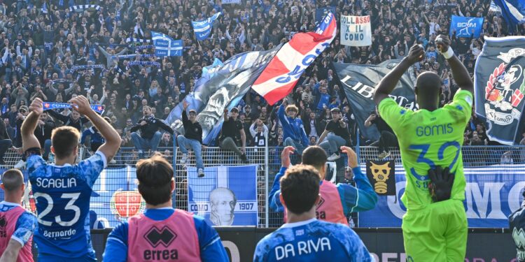 La festa della squadra con  i tifosi al termine del match vinto contro il Parma