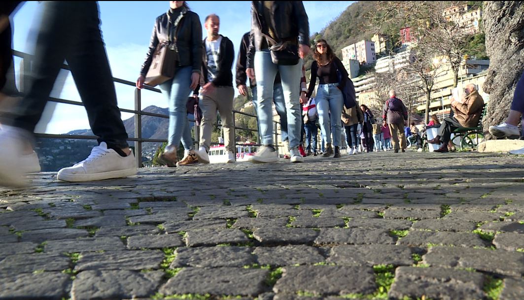 Eventi culturali e bel tempo: Lago di Como preso d’assalto dai turisti