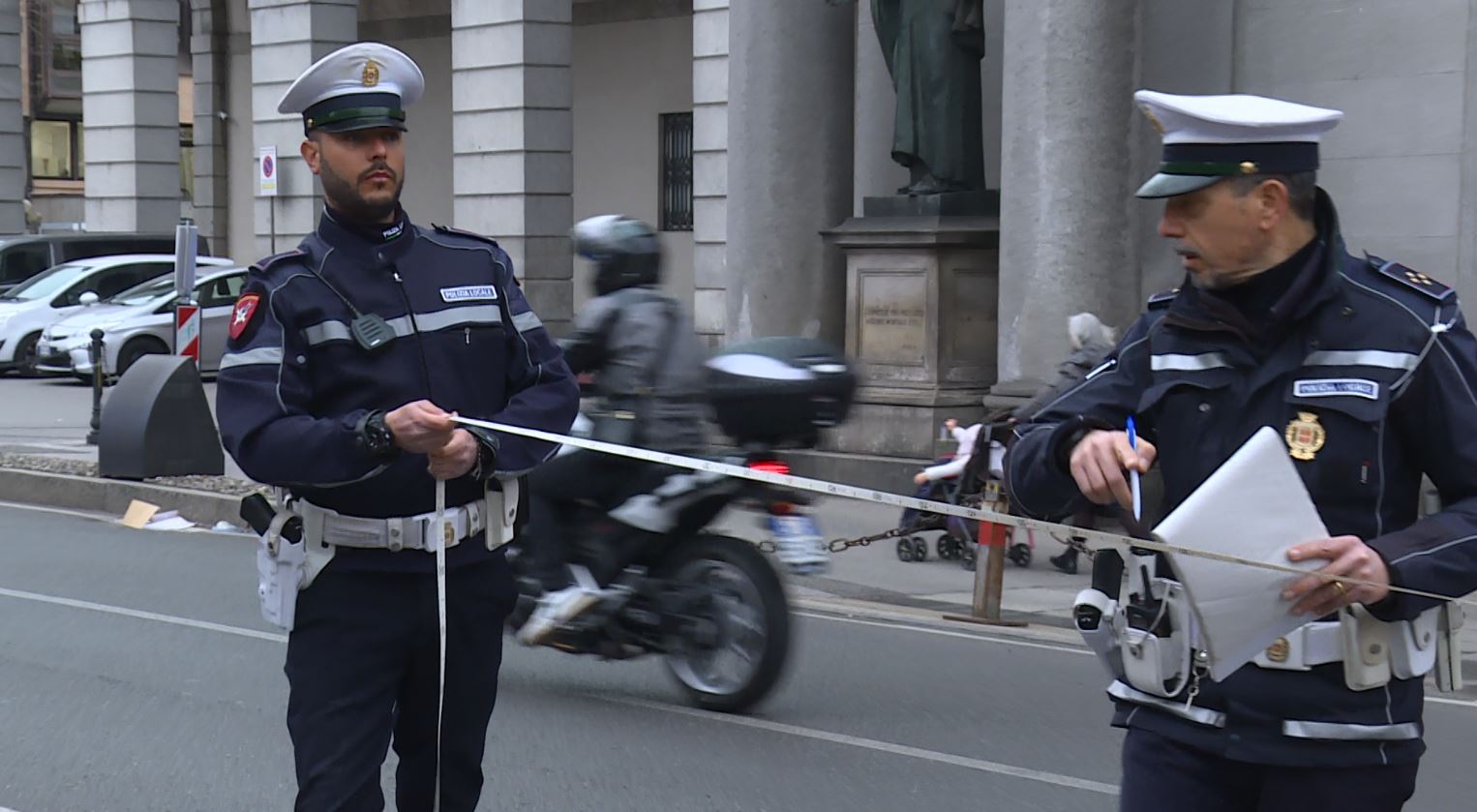 Viale Varese, incidente tra una moto e una carrozzina elettrica. Due feriti