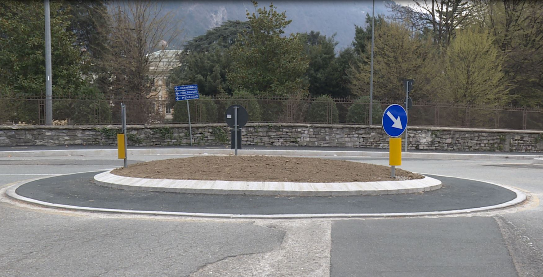 Rotatoria di Villa Olmo, lavori finiti. Rimosse le barriere, a breve le nuove piante  