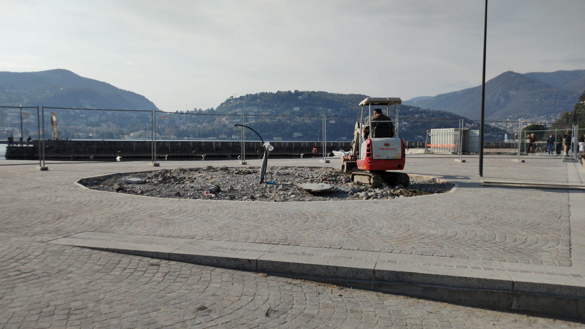 Arredi del lungolago, da lunedì la posa delle fioriere