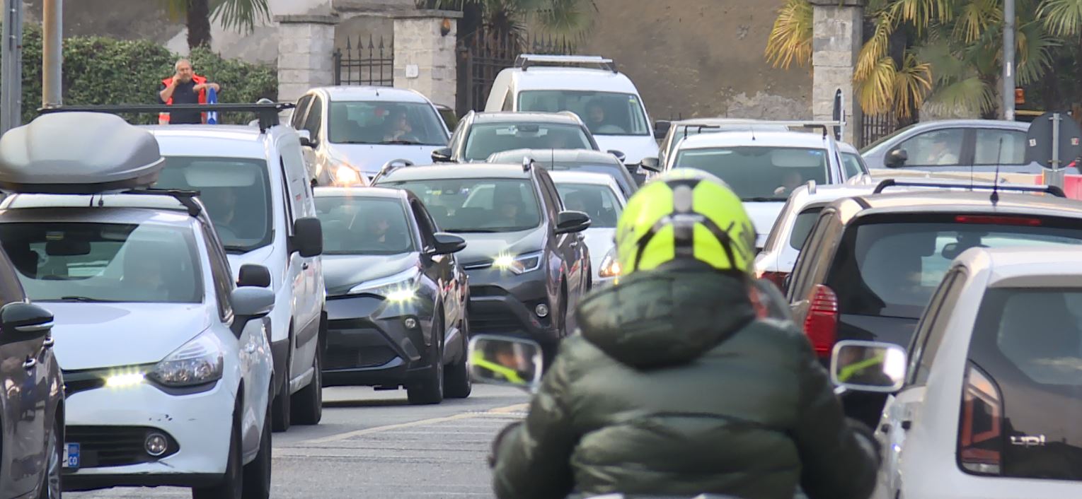 Lavori in A9, disagi quotidiani. La rabbia esplode sui social: “Non si vede una fine”