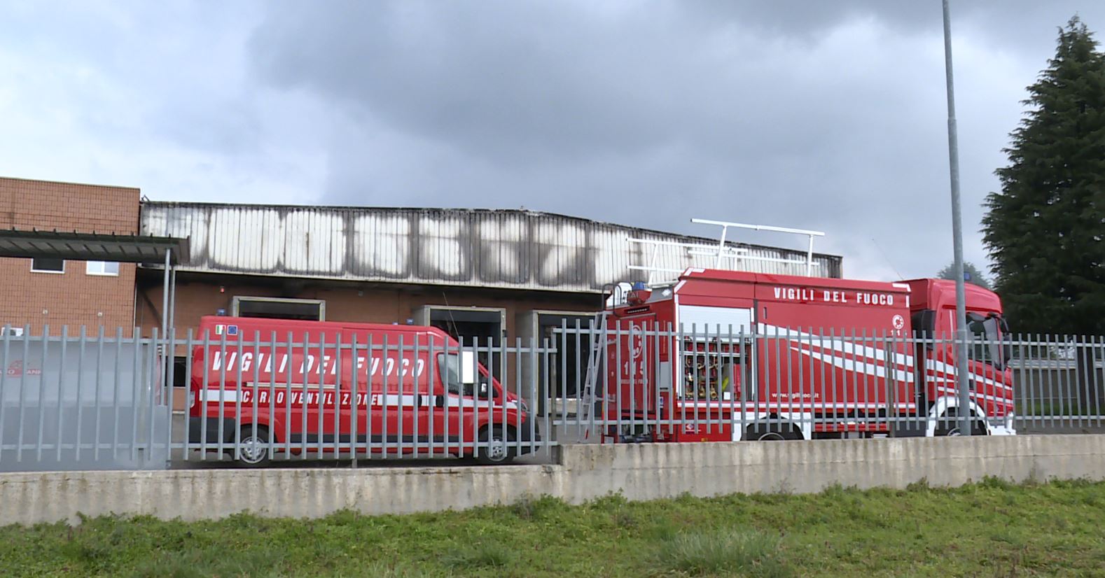 Vasto incendio a Turate. Vigili del fuoco al lavoro anche oggi