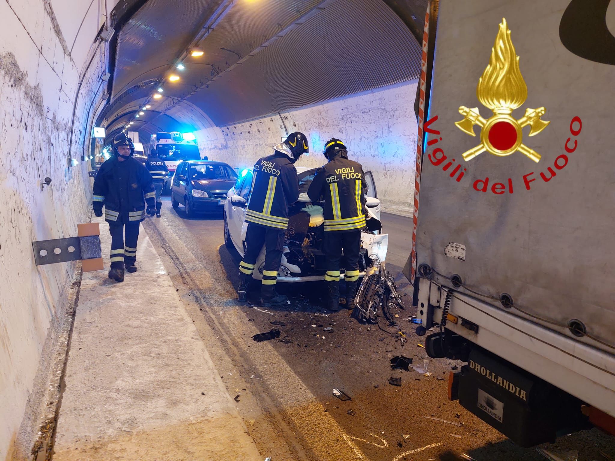 A9, incidente in galleria. Due feriti, traffico e code