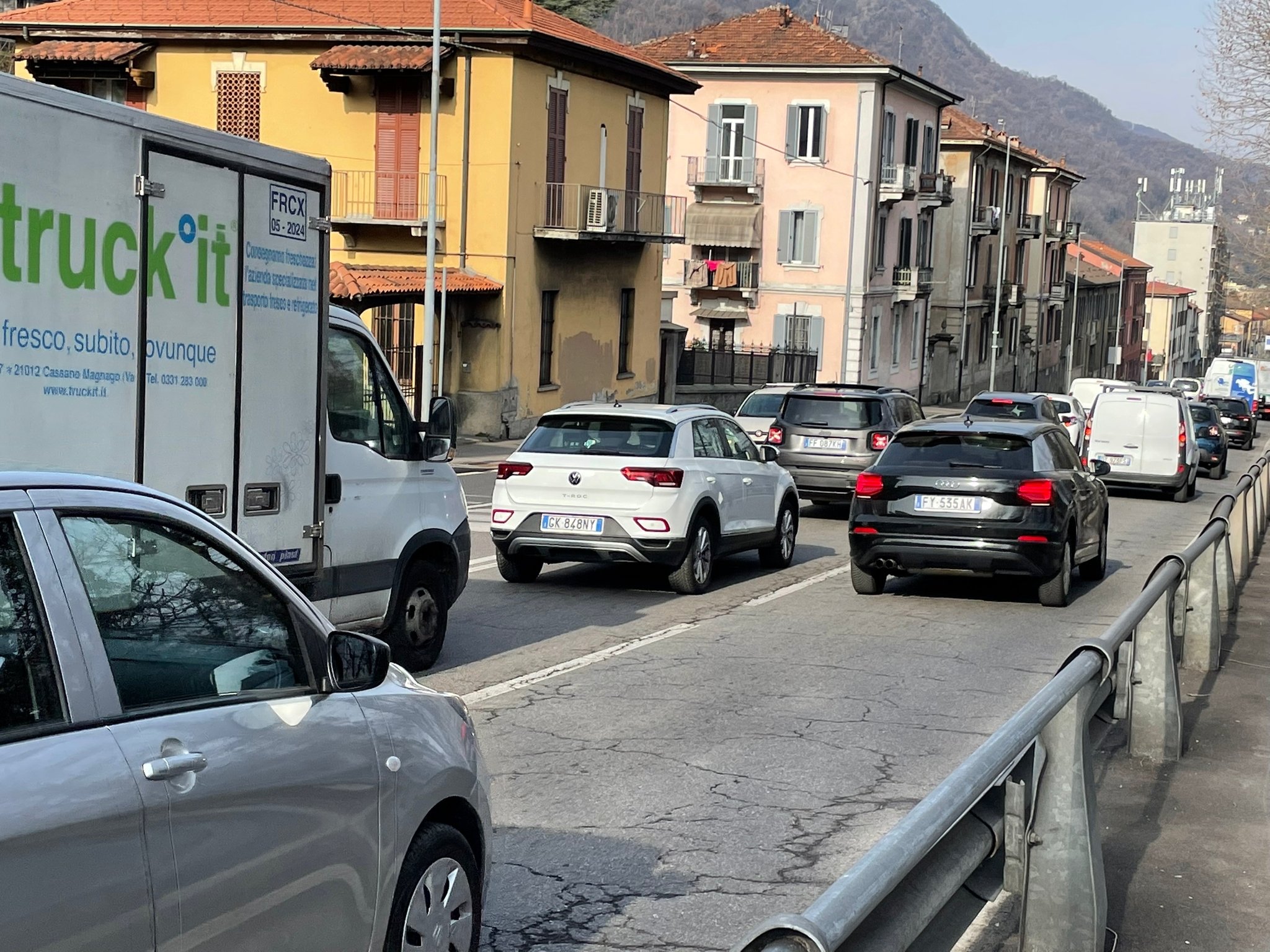 Traffico: lavori in A9 e sciopero generale, mattina di caos in città