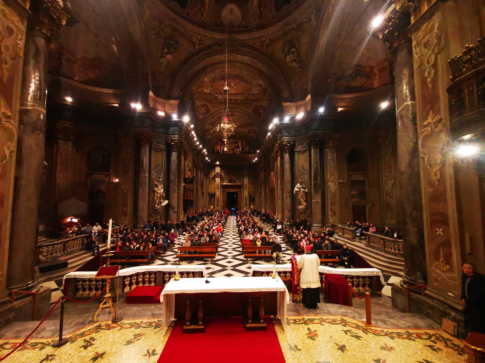 Il cardinale Cantoni alla via crucis con i giovani: “Rabbia e violenza per reagire alla solitudine”